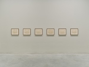 Installation view. Artwork © 2025 Estate of Walter De Maria. Photo: Thomas Lannes