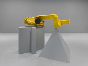 Carol Bove, The Moon and the Yew Tree, 2019. Stainless steel, urethane paint, and up to 10 medium-density fiberboard forms: with 2 forms: 58 ⅝ × 86 ⅞ × 54 ¾ inches (149 × 220.7 × 139 cm); with 10 forms: 12 feet 5 ⅝ inches × 34 feet 5 ⅜ inches × 20 feet 11 ⅞ inches (380 × 1050 × 640 cm) © Carol Bove Studio LLC. Photo: Maris Hutchinson