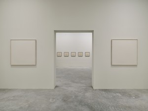 Installation view. Artwork © 2025 Estate of Walter De Maria. Photo: Thomas Lannes