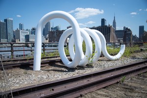 Carol Bove, Celeste, 2013. Powder-coated steel, 72 ⅛ × 54 ⅞ × 186 ½ inches (183.2 × 139.4 × 473.7 cm) Installation view, Carol Bove: Caterpillar, High Line at the Rail Yards, New York, May 16, 2013–April 20, 2014 © Carol Bove Studio LLC. Photo: Timothy Schenck, courtesy the High Line
