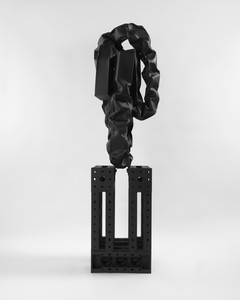 Carol Bove, Tied Light, 2025. Steel structural scaffolding, stainless steel, and fluoropolymer coating, 102 ⅛ × 28 ⅛ × 27 ½ inches (259.4 × 71.4 × 69.9 cm) © Carol Bove Studio LLC. Photo: Maris Hutchinson