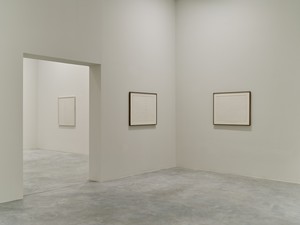 Installation view. Artwork © 2025 Estate of Walter De Maria. Photo: Thomas Lannes