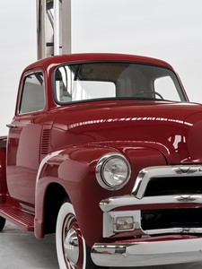 Walter De Maria Red Truck / Square, Triangle, Circle (detail) from Truck Trilogy, 2011–17. 3 1950s Chevrolet half-ton pickup trucks, white oak, and stainless steel, in 3 parts, each: 120 × 75 × 195 inches (304.8 × 190.5 × 495.3 cm), overall dimensions variable © 2025 Estate of Walter De Maria. Photo: Thomas Lannes