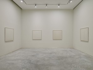 Installation view. Artwork © 2025 Estate of Walter De Maria. Photo: Thomas Lannes