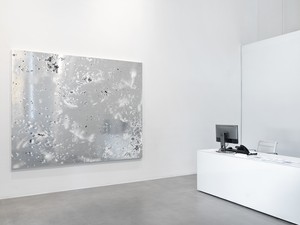 Installation view with Urs Fischer, Solitaries (2025). Artwork © Urs Fischer. Photo: Stefan Altenburger