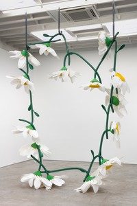 Kathleen Ryan, Daisy Chain, 2021. Plastics, 153 × 128 × 48 inches (388.6 × 325.1 × 121.9 cm) © Kathleen Ryan. Photo: Lance Brewer