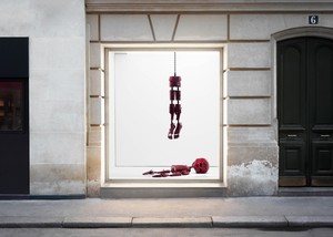 Jordan Wolfson, Red Sculpture, 2017–22. Semi-flexible red urethane, stainless steel hardware, nylon mesh, chain, and USB cord, 84 × 24 × 18 inches (213.4 × 61 × 45.7 cm), edition of 3 + 2 AP Installation view, Gagosian, rue de Ponthieu, Paris, 2024 © Jordan Wolfson. Photo: Maris Hutchinson