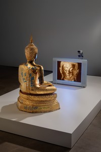 Nam June Paik, Golden Buddha, 2005. Closed-circuit video (color) with television and bronze Buddha with permanent oil marker additions, overall: 46 ½ × 31 ¾ × 106 inches (118.1 × 80.6 × 296.2 cm) © Nam June Paik Estate