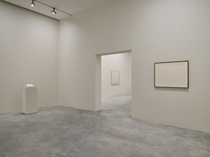 Installation view. Artwork © 2025 Estate of Walter De Maria. Photo: Thomas Lannes