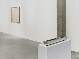 Installation view. Artwork © 2025 Estate of Walter De Maria. Photo: Thomas Lannes