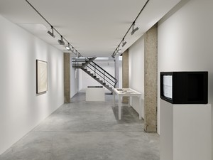 Installation view. Artwork © 2025 Estate of Walter De Maria. Photo: Thomas Lannes