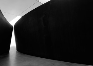 Richard Serra, Running Arcs (For John Cage), 1992 (detail). Weatherproof steel, 3 plates, overall: 13 feet 2 inches × 87 feet 6 inches × 36 feet 5 inches (4.3 × 26.7 × 11.1 m), plates: 2 inches (5 cm) thick © 2025 Estate of Richard Serra/Artists Rights Society (ARS), New York. Photo: Maris Hutchinson