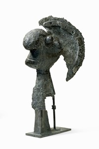 Pablo Picasso, Tête casquée, 1933. Bronze with brown-black patina, 47 ⅝ × 27 ¼ × 12 ⅝ inches (121 × 69 × 32 cm) © 2018 Estate of Pablo Picasso/Artist Rights Society (ARS), New York