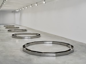 Installation view. Artwork © 2025 Estate of Walter De Maria. Photo: Thomas Lannes