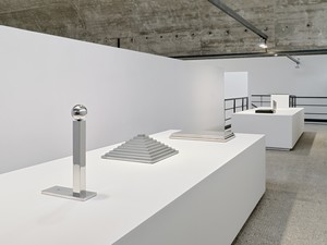 Installation view. Artwork © 2025 Estate of Walter De Maria. Photo: Thomas Lannes