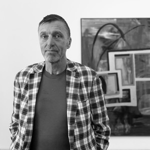 A portrait photograph of Albert Oehlen