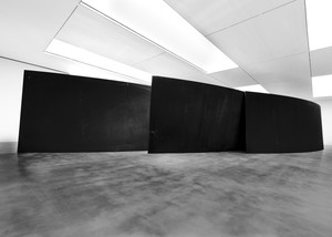 Richard Serra, Running Arcs (For John Cage), 1992. Weatherproof steel, 3 plates, overall: 13 feet 2 inches × 87 feet 6 inches × 36 feet 5 inches (4.3 × 26.7 × 11.1 m), plates: 2 inches (5 cm) thick © 2025 Estate of Richard Serra/Artists Rights Society (ARS), New York. Photo: Maris Hutchinson