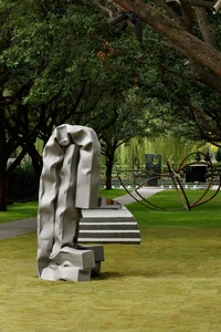Carol Bove, Amoureux, 2021. Stainless steel, 113 ½ × 75 ¾ × 40 inches (288.3 × 217.8 × 101.6 cm) Installation view, Carol Bove: Collage Sculptures, Nasher Sculpture Center, Dallas, October 16, 2021–January 9, 2022 © Carol Bove Studio LLC. Photo: Kevin Todora