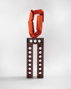 Carol Bove, Priestcraft, 2025. Steel structural scaffolding, stainless steel, and urethane paint, 100 ¾ × 24 ½ × 20 ¼ inches (255.9 × 62.2 × 51.4 cm) © Carol Bove Studio LLC. Photo: Maris Hutchinson