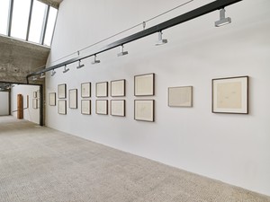 Installation view. Artwork © 2025 Estate of Walter De Maria. Photo: Thomas Lannes